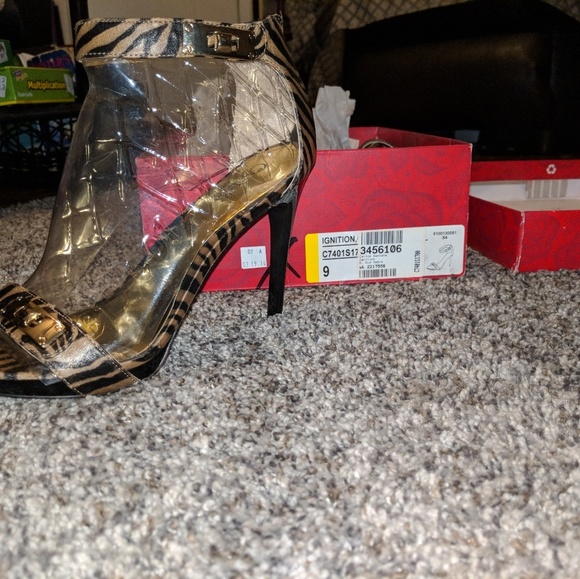 Gold Zebra stripped heels - Picture 3 of 3